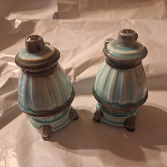 Ceramic wood burning stove salt and pepper shakers - Picture 6 of 7
